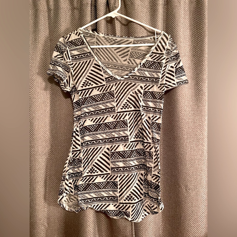 Black and White Pattern Mudd V-Neck Shirt